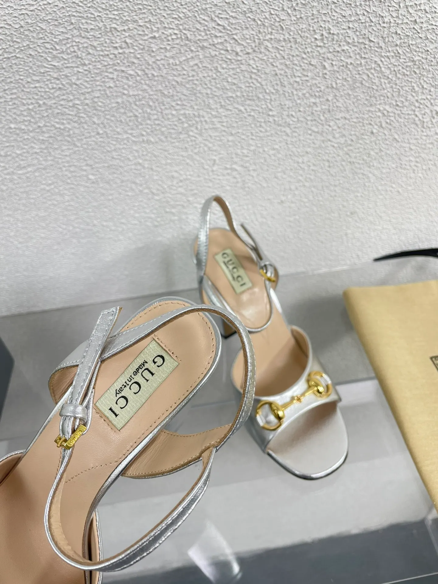 👟👟Ex-factory price 520👟👟 Classic Gucci sandals 💰 Popular 🔥 single product brown, upper made of lambskin, classic logo💪 Exquisite double G diamond buckle hardware, Italian imported genuine leather outsole💯 Sheepskin lining, feet, classic hardware buckle, original custom code number: 35 36 37 38 39 40 41 42 (order 40 41 42) with original packaging